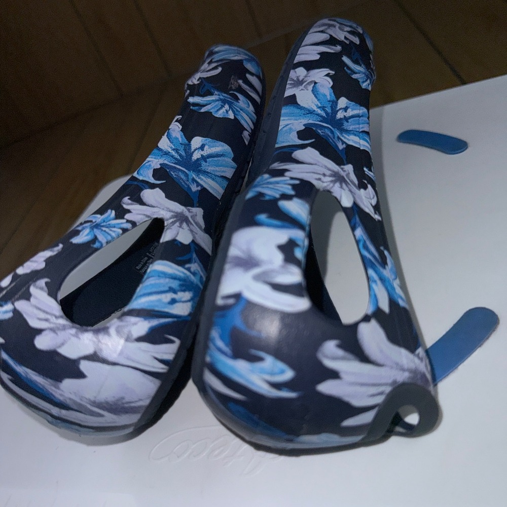 Crocs Kadee Floral Flats Navy Blue White Lily Print Slip On Shoes Womens 7 - Picture 11 of 15